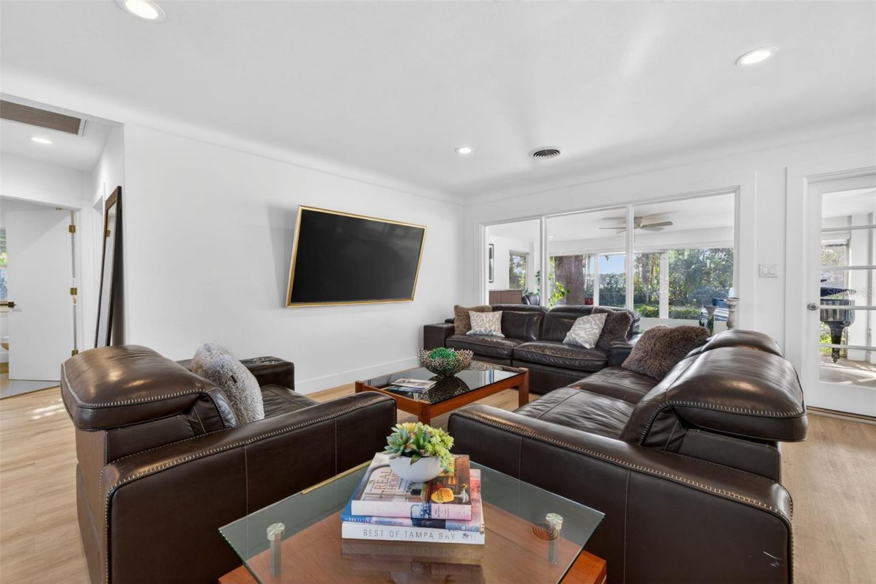 490 Coffee Pot Riviera Ne, Saint Petersburg, FL 33704 Photo