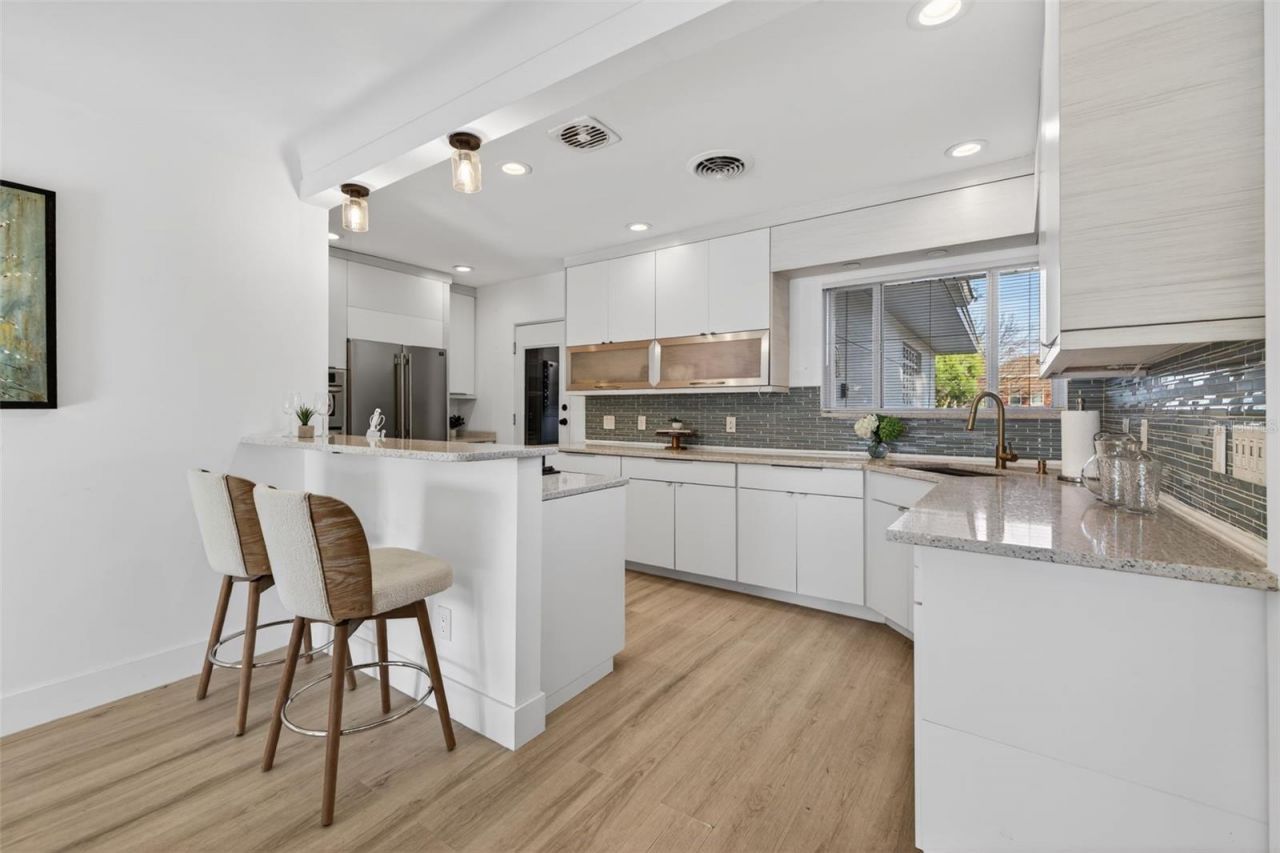 490 Coffee Pot Riviera Ne, Saint Petersburg, FL 33704 Photo