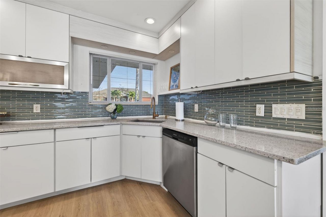 490 Coffee Pot Riviera Ne, Saint Petersburg, FL 33704 Photo