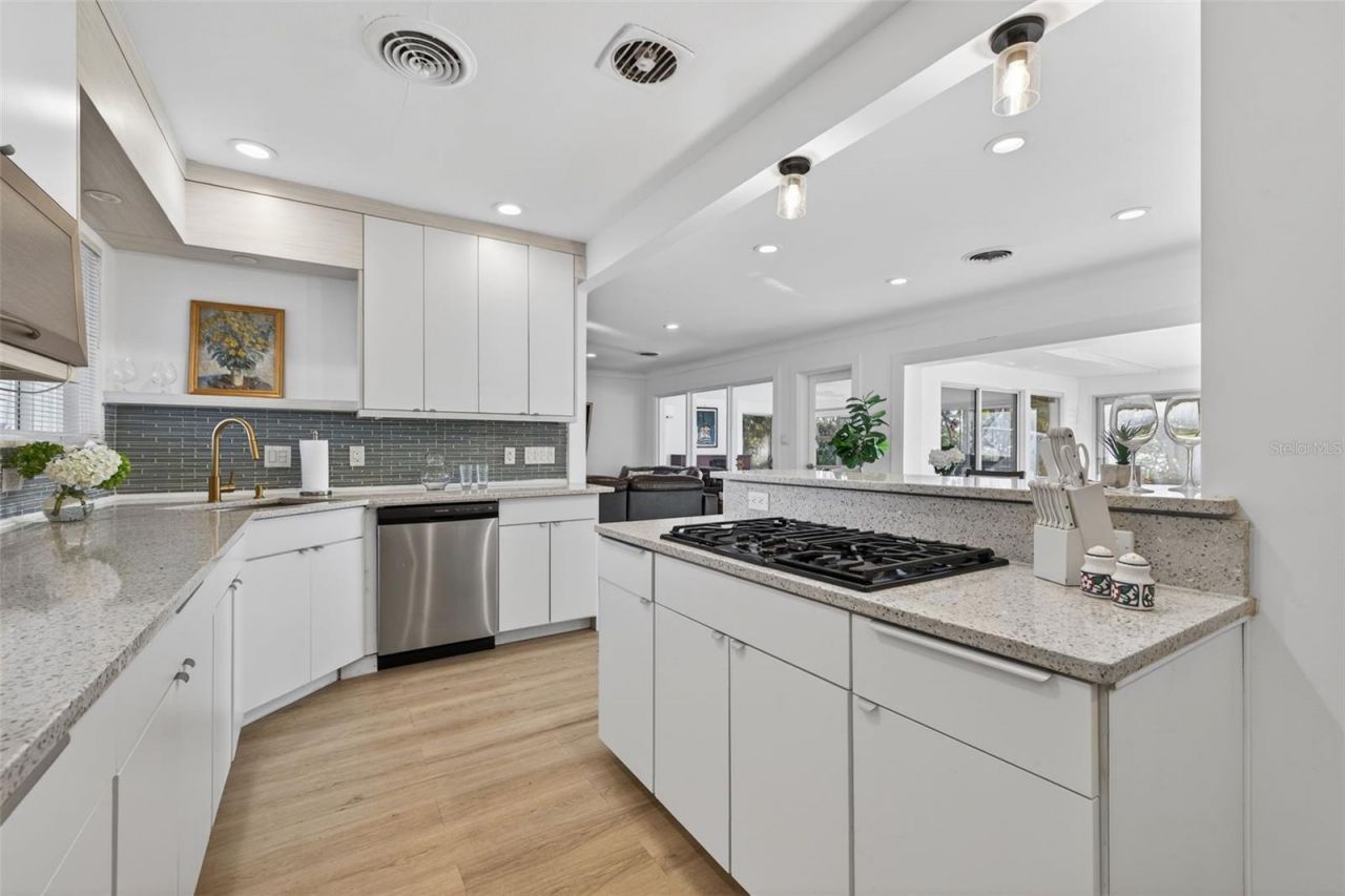 490 Coffee Pot Riviera Ne, Saint Petersburg, FL 33704 Photo