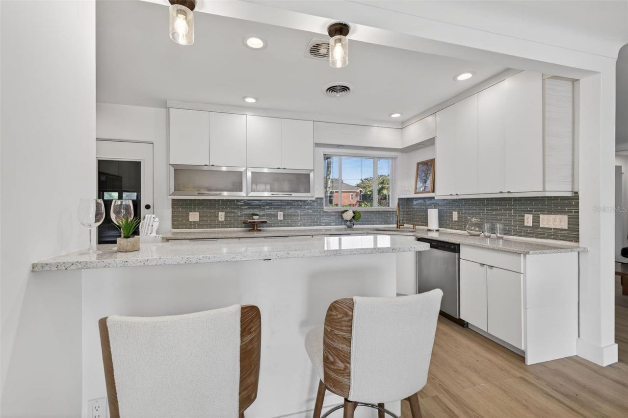 490 Coffee Pot Riviera Ne, Saint Petersburg, FL 33704 Photo