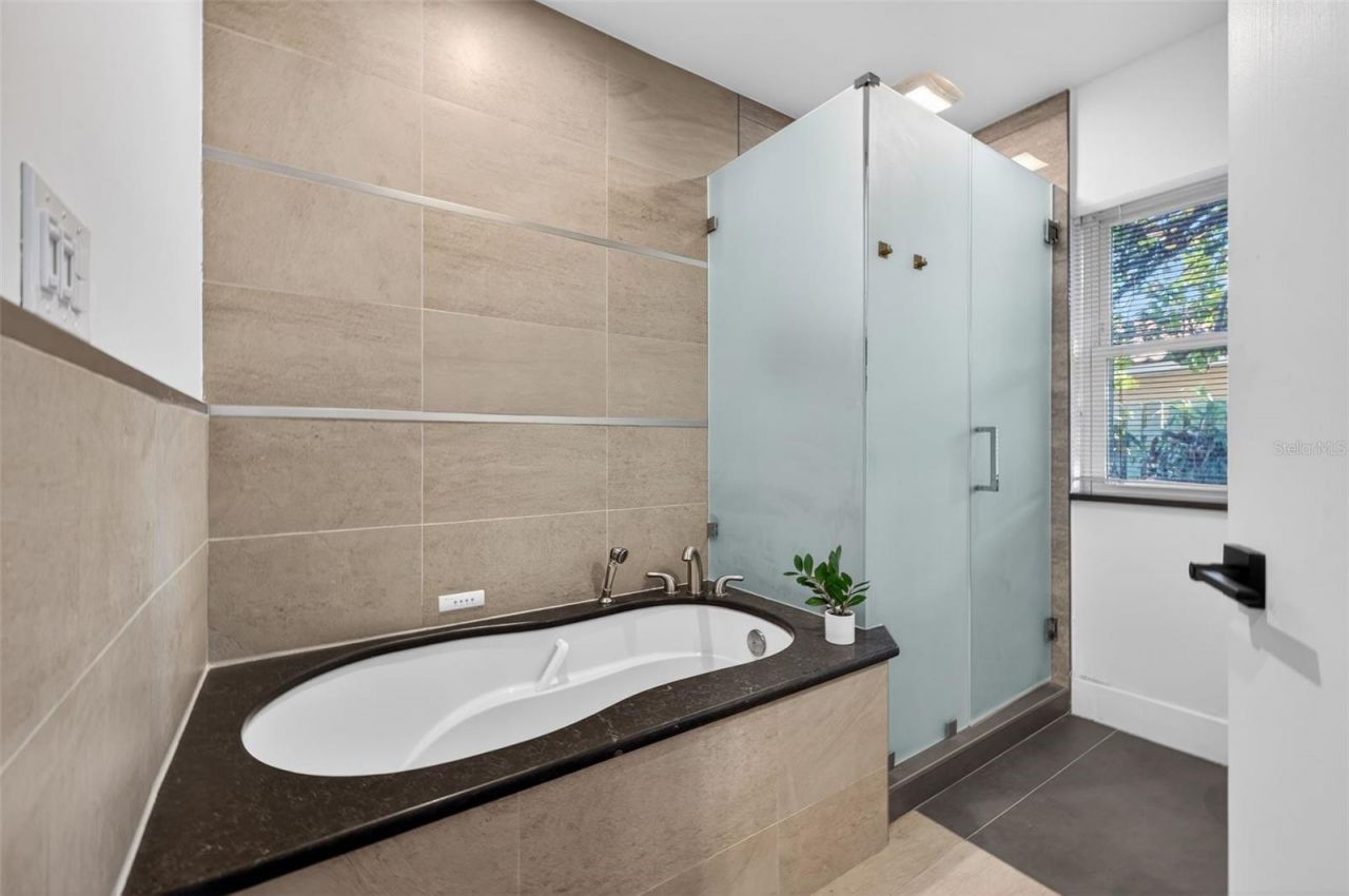 490 Coffee Pot Riviera Ne, Saint Petersburg, FL 33704 Photo