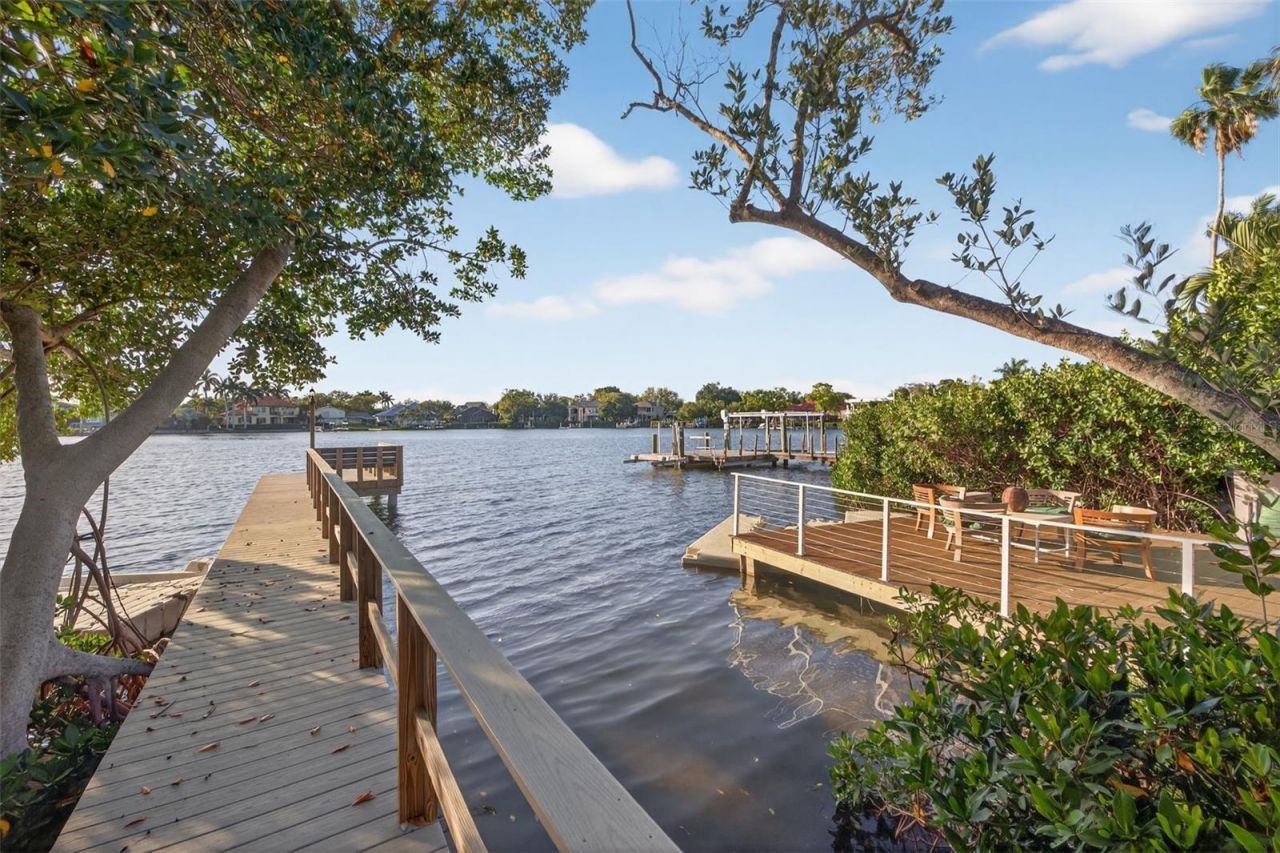 490 Coffee Pot Riviera Ne, Saint Petersburg, FL 33704 Photo