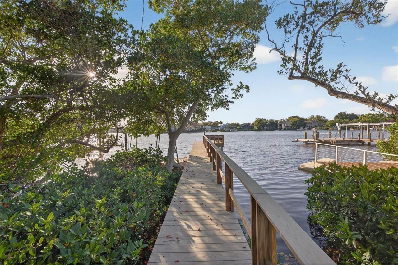 490 Coffee Pot Riviera Ne, Saint Petersburg, FL 33704 Photo