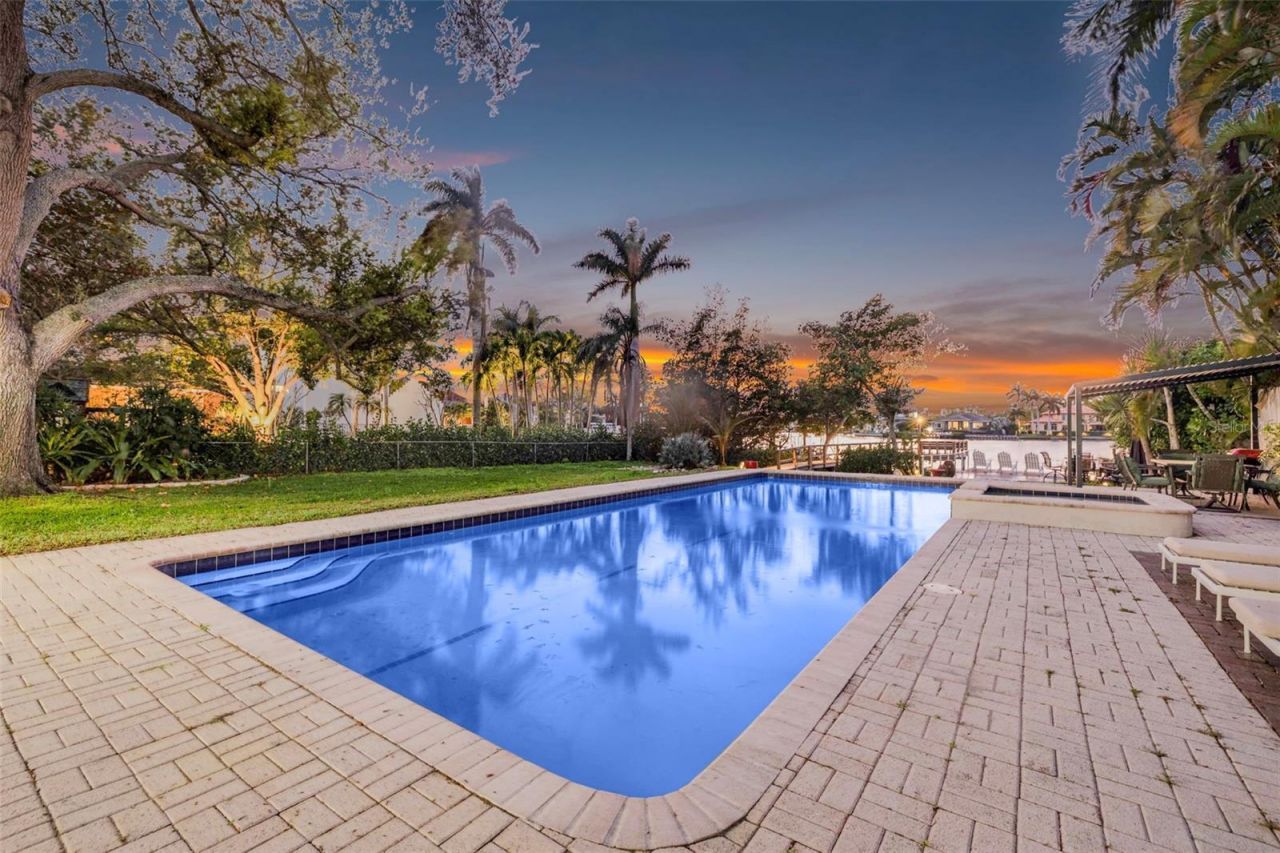 490 Coffee Pot Riviera Ne, Saint Petersburg, FL 33704 Photo