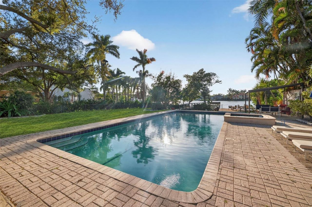 490 Coffee Pot Riviera Ne, Saint Petersburg, FL 33704 Photo