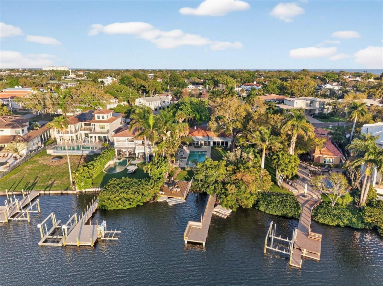 490 Coffee Pot Riviera Ne, Saint Petersburg, FL 33704 Photo