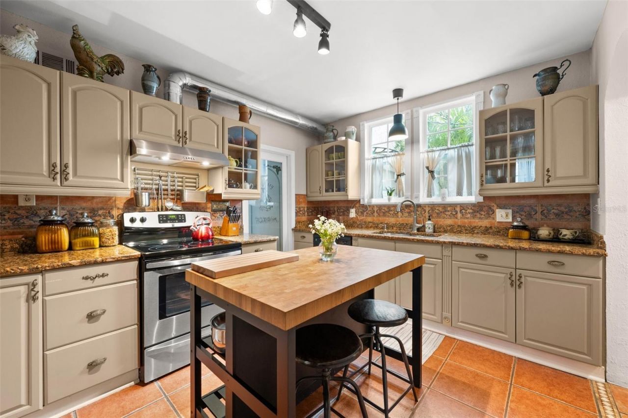 325 49th Street N, Saint Petersburg, FL 33710 Photo