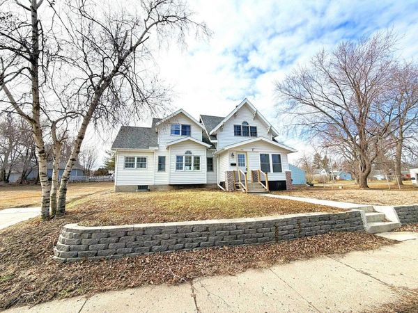 703 Des Moines Street , Emmetsburg, IA 50536