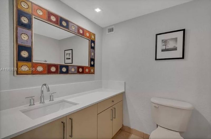 5401 Collins Ave , Unit 411, Miami Beach, FL 33140 Photo