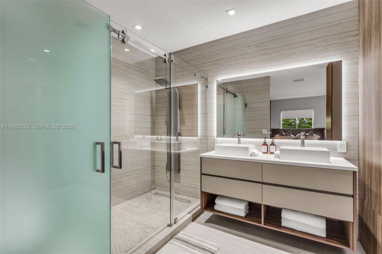 500 NE 51st St , Miami, FL 33137 Photo