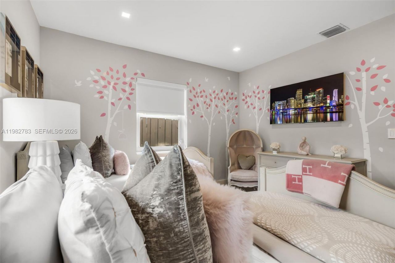 500 NE 51st St , Miami, FL 33137 Photo