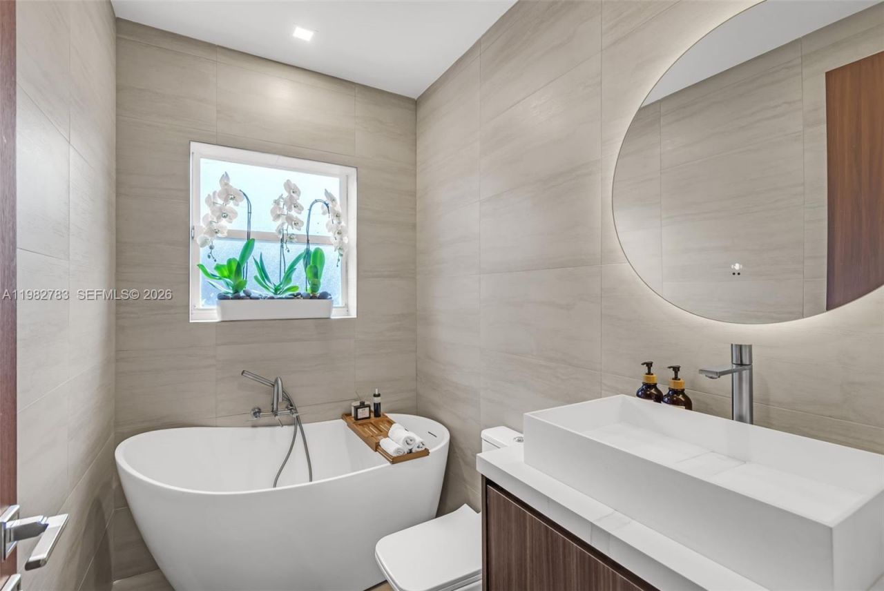 500 NE 51st St , Miami, FL 33137 Photo