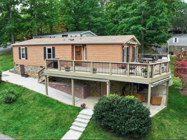 102 Hiram WAY , Huddleston, VA 24104