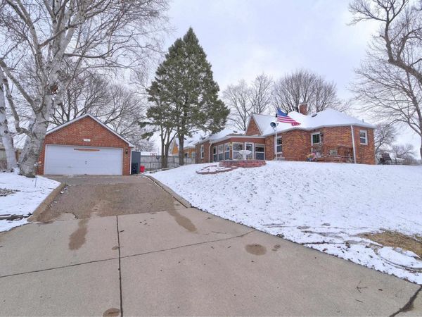 1103 N 9th Street, Estherville, IA 51334