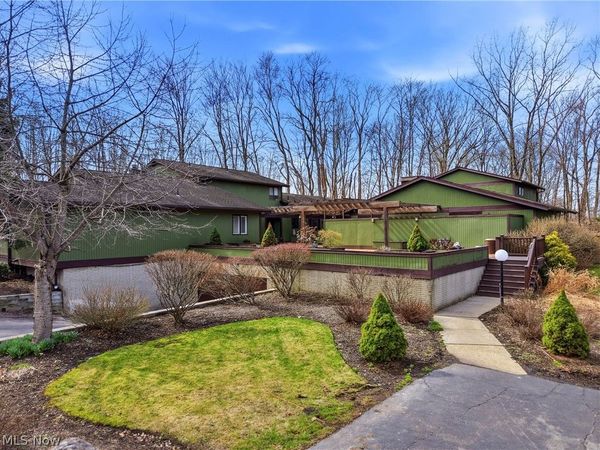 17650 Walnut Trail, Chagrin Falls, OH 44023