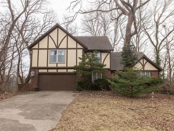 1343 Camelot Drive, Liberty, MO 64068