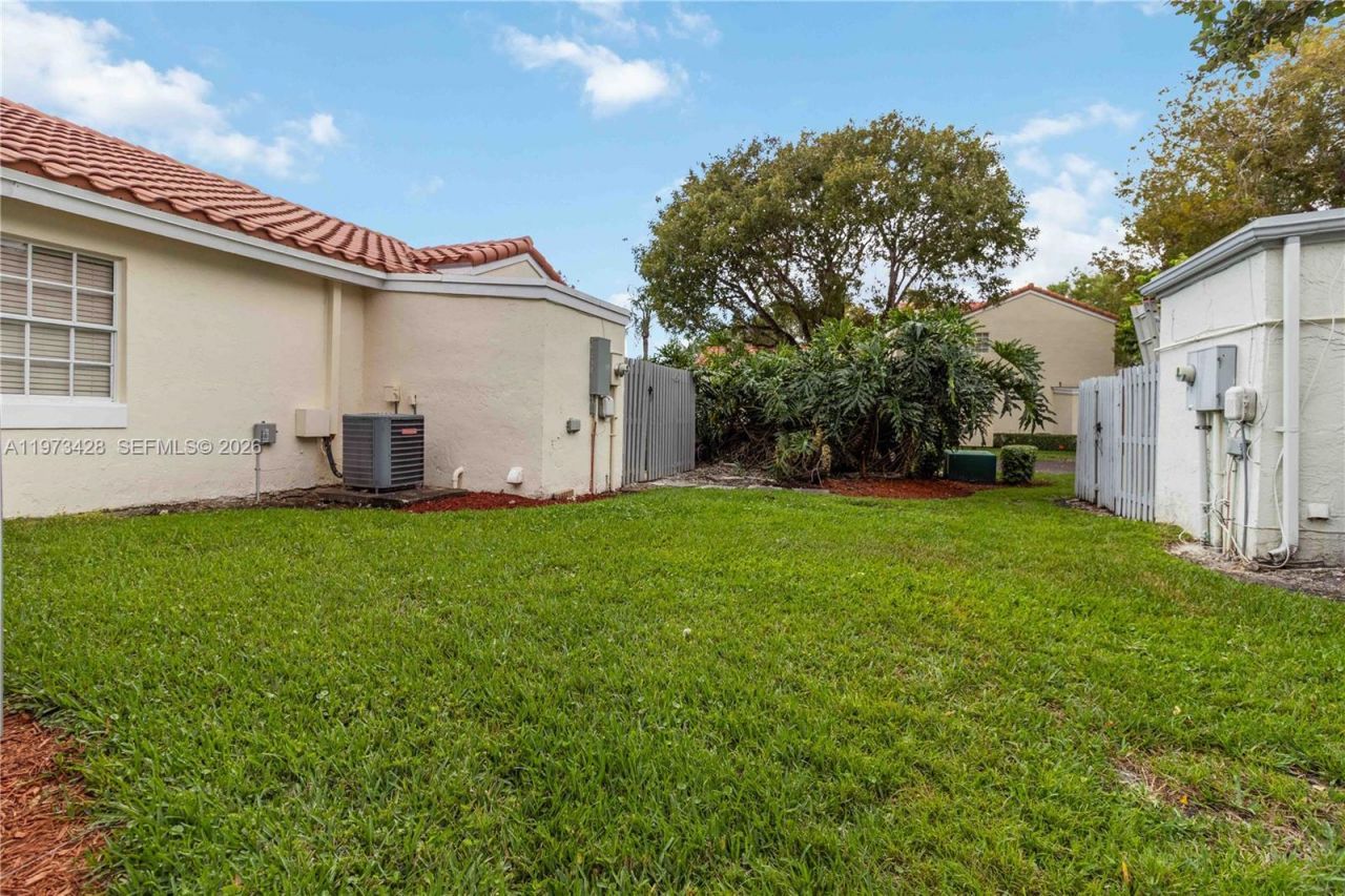1411 Cottonwood Cir, Weston, FL 33326 Photo
