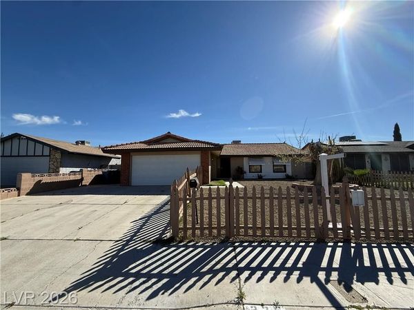 325 Greenfield Lane , Las Vegas, NV 89107