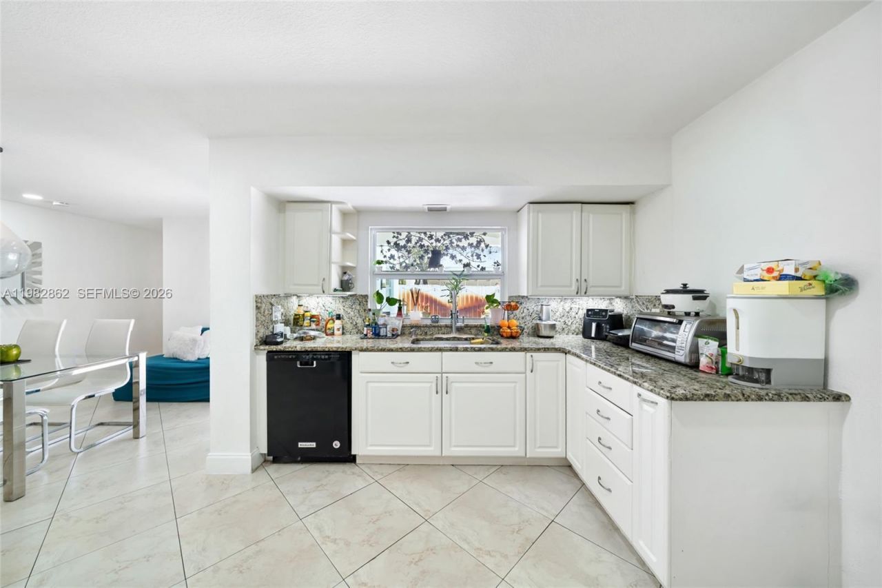 1040 SW 66th Ave , Pembroke Pines, FL 33023 Photo