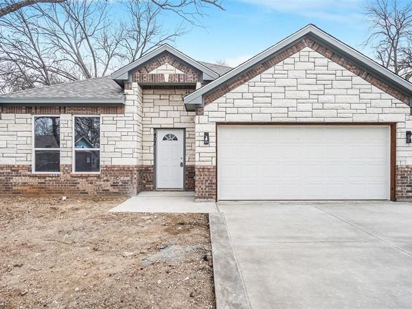 407 E Willingham Street , Cleburne, TX 76031