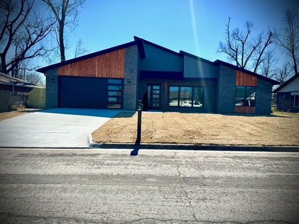 2708 W Gum Street, Rogers, AR 72758