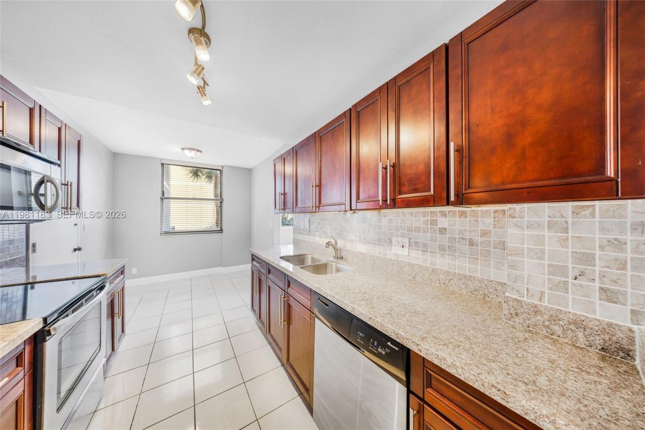 4350 Hillcrest Dr , Unit 200, Hollywood, FL 33021 Photo