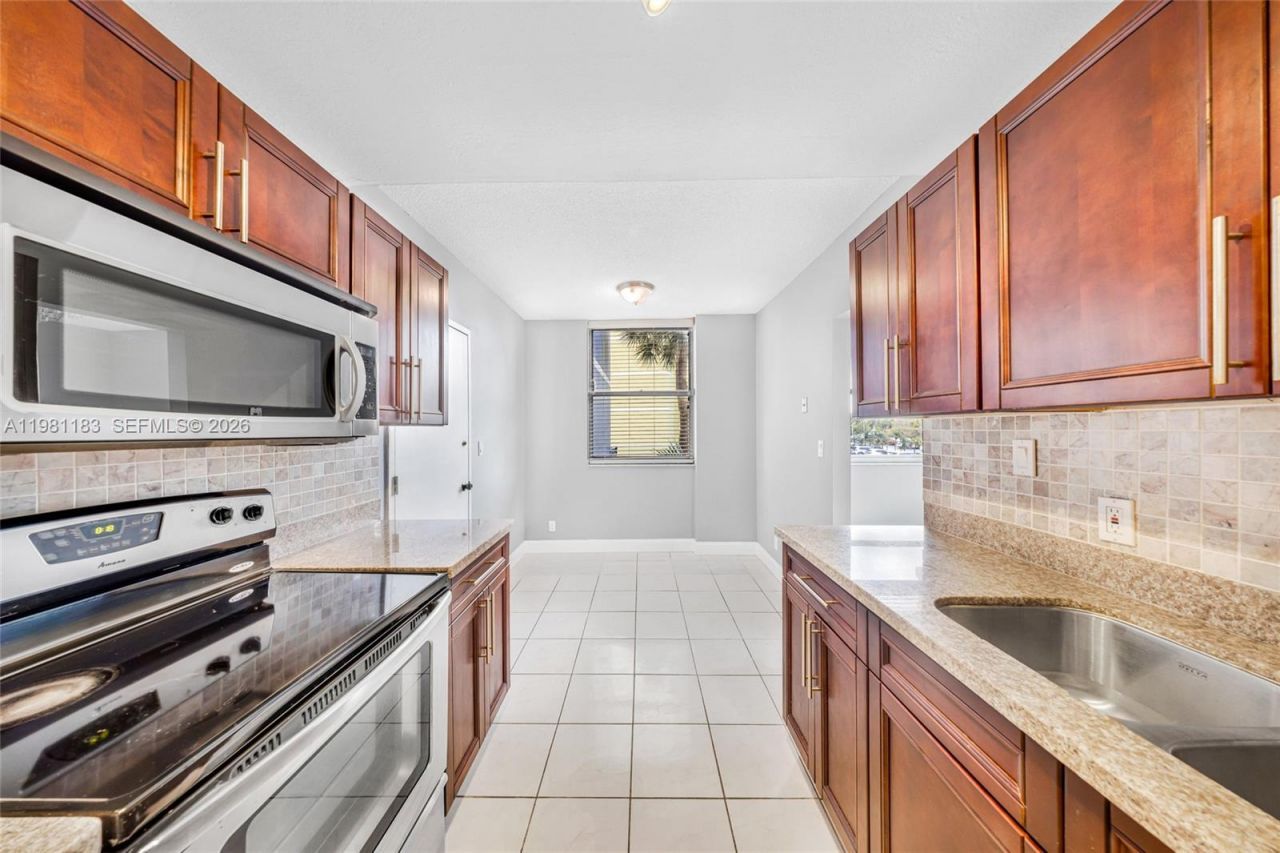 4350 Hillcrest Dr , Unit 200, Hollywood, FL 33021 Photo