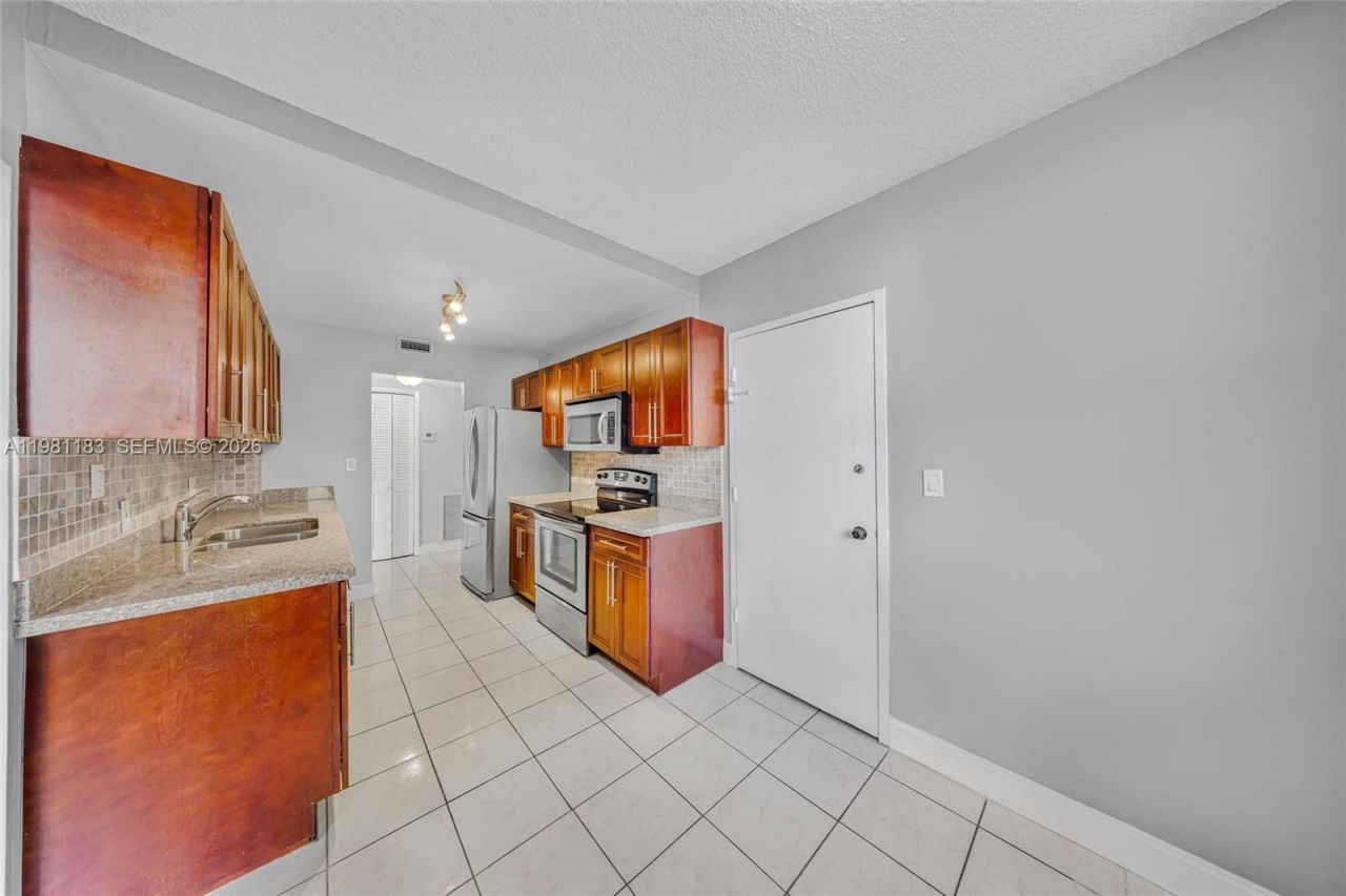 4350 Hillcrest Dr , Unit 200, Hollywood, FL 33021 Photo
