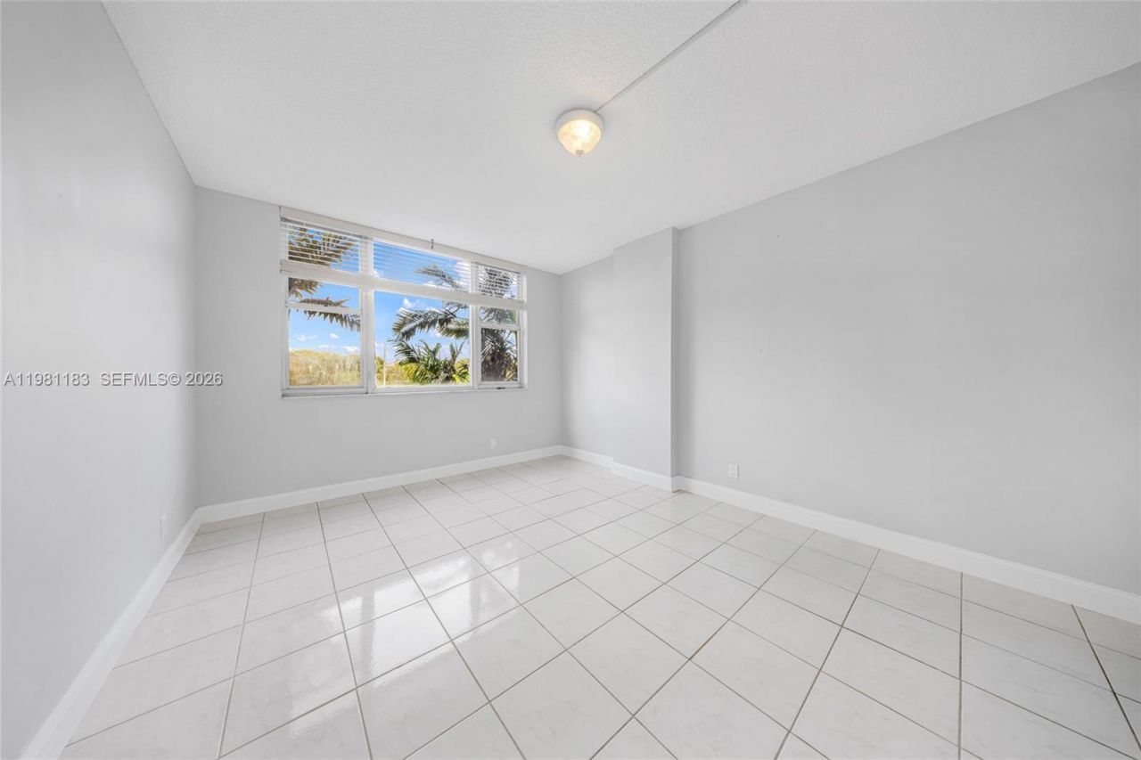 4350 Hillcrest Dr , Unit 200, Hollywood, FL 33021 Photo