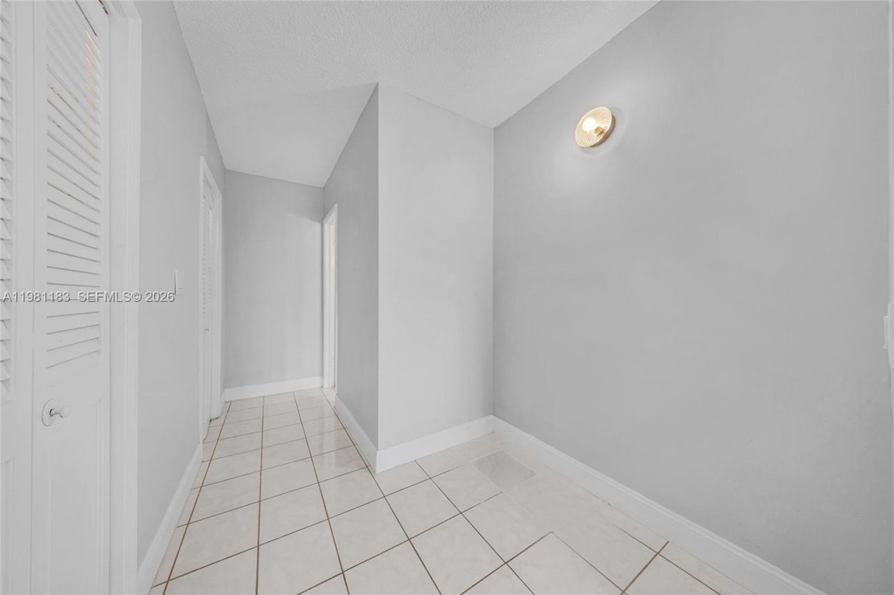 4350 Hillcrest Dr , Unit 200, Hollywood, FL 33021 Photo