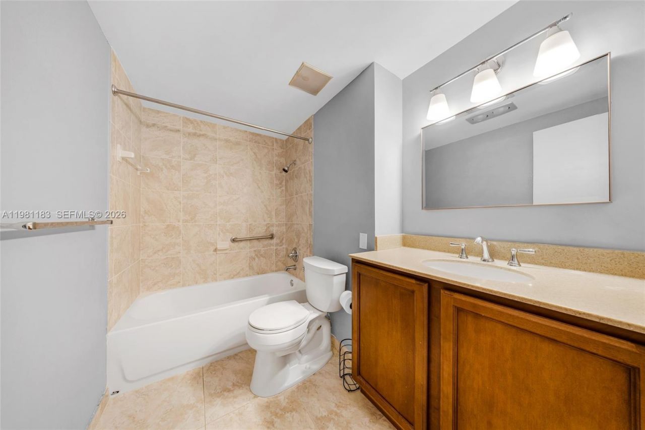 4350 Hillcrest Dr , Unit 200, Hollywood, FL 33021 Photo