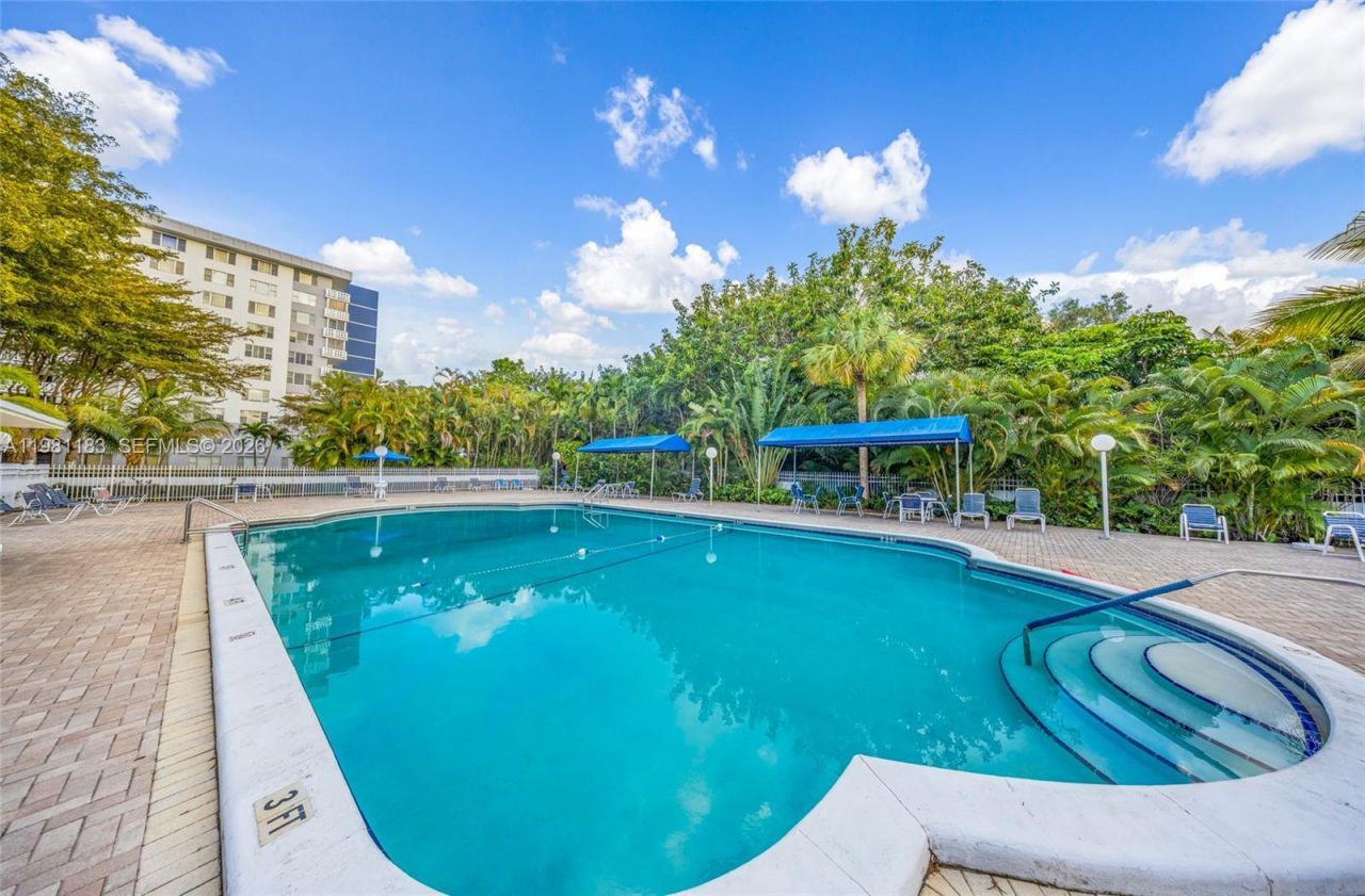 4350 Hillcrest Dr , Unit 200, Hollywood, FL 33021 Photo