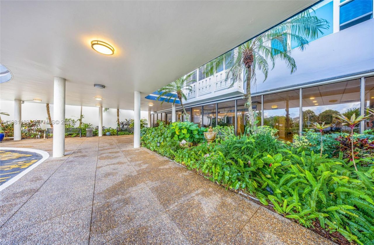 4350 Hillcrest Dr , Unit 200, Hollywood, FL 33021 Photo