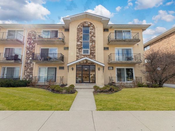 8830 Mobile Avenue, Unit 201, Oak Lawn, IL 60453