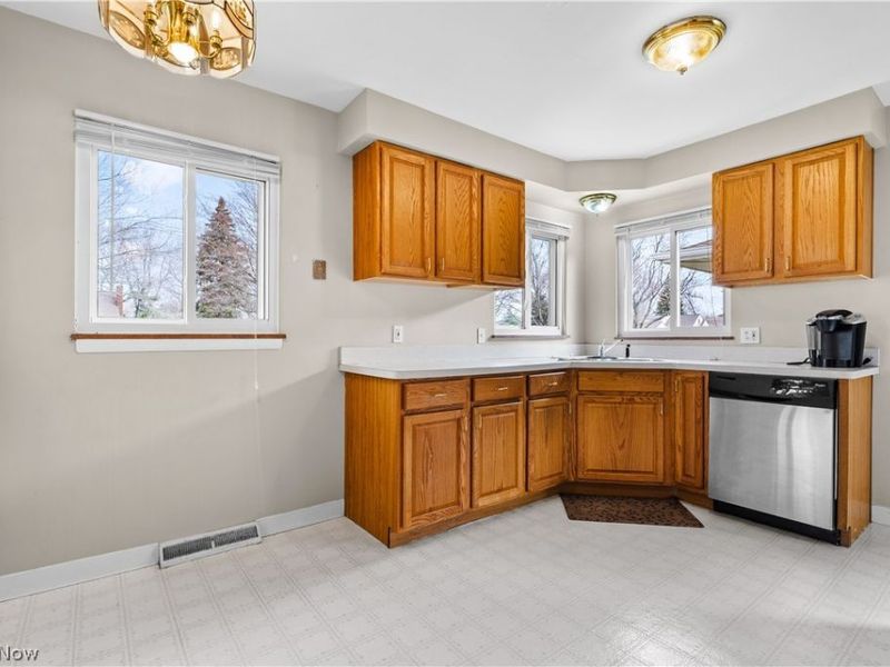 10701 Barrington Boulevard, Parma Heights, OH 44130 Photo 4