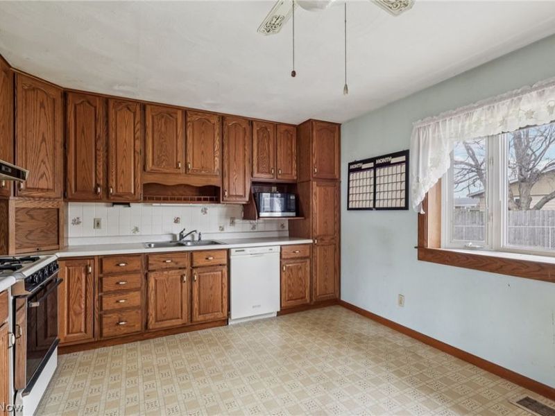 3830 Regentview Street NE, Canton, OH 44705 Photo 10