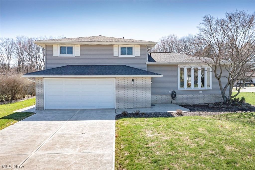 8267 Pinehurst Drive, Parma, OH 44129