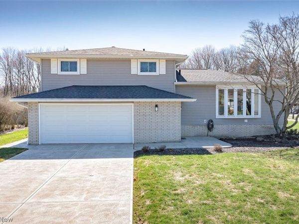 8267 Pinehurst Drive, Parma, OH 44129