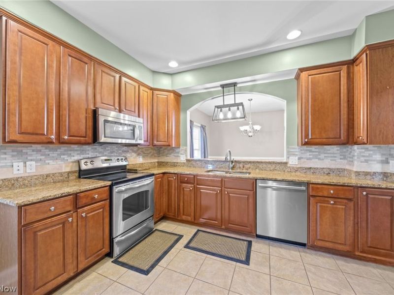 304 Cobblestone Drive, Mayfield Heights, OH 44143 Photo 12