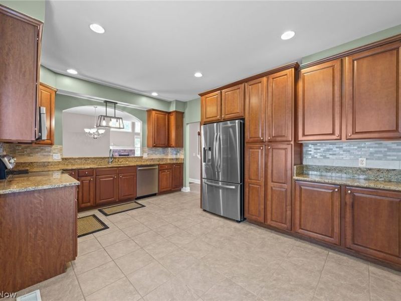 304 Cobblestone Drive, Mayfield Heights, OH 44143 Photo 15