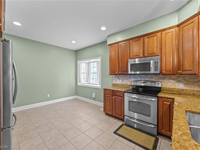 304 Cobblestone Drive, Mayfield Heights, OH 44143 Photo 16