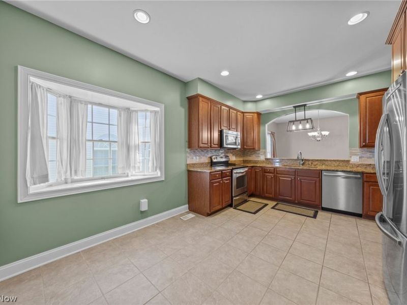 304 Cobblestone Drive, Mayfield Heights, OH 44143 Photo 18