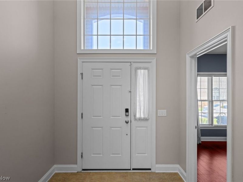 304 Cobblestone Drive, Mayfield Heights, OH 44143 Photo 5