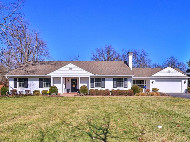 7708 Ahwenasa Lane, Indian Hill, OH 45243 Photo 2