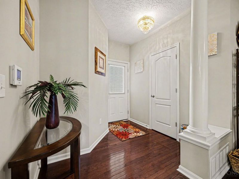 9370 Bridgecreek Drive, Springdale, OH 45231 Photo 3