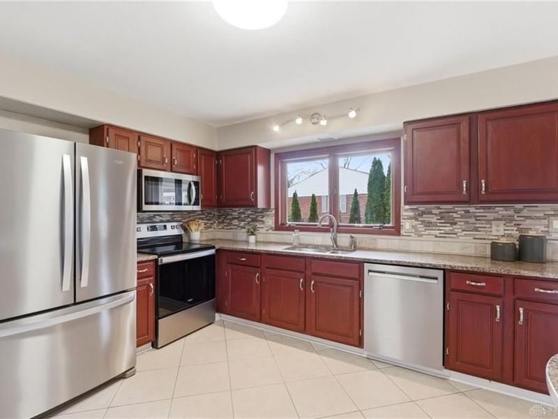 1108 Chateau Drive, Kettering, OH 45429 Photo 11