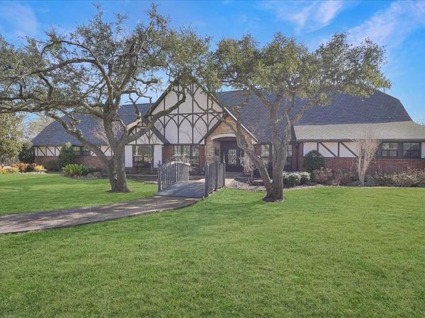 604 S Hampton Road, Oak Leaf, TX 75154