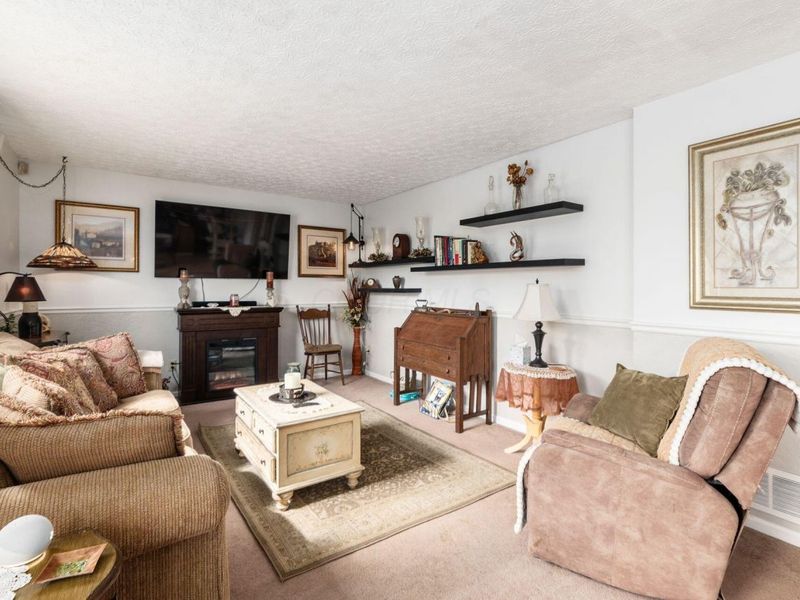 6049 Woodsboro Drive , Columbus, OH 43228 Photo 6