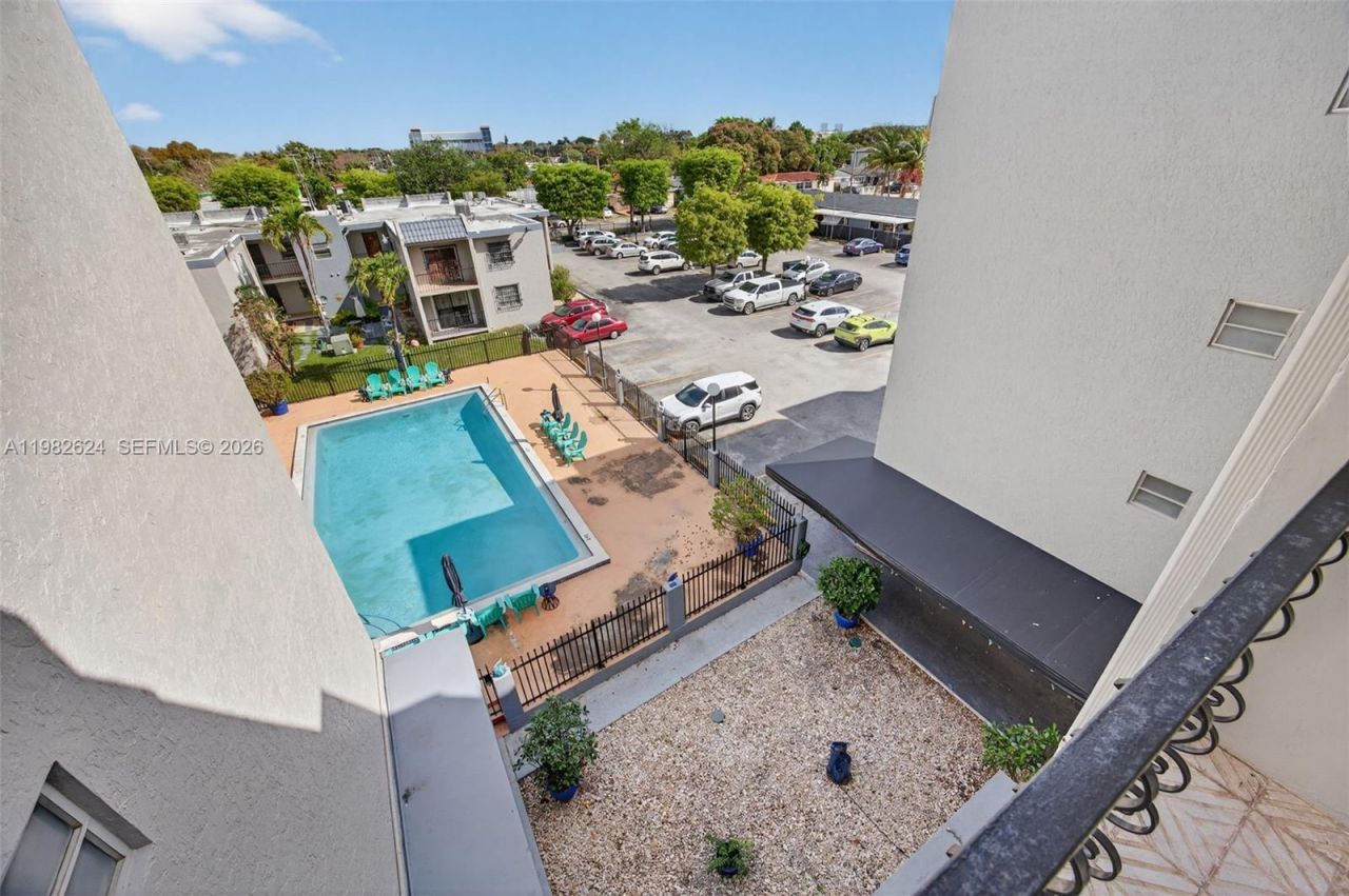 3181 SW 13th St , Unit 416, Miami, FL 33145 Photo